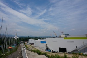 エキスポシティ建設状況　オオサカイングリッシュビレッジとオービィ大阪の建物